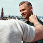 Hvordan siger man til kollegaen, at han lugter af sved?